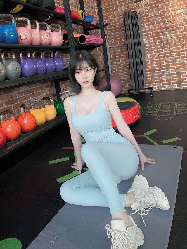 奇怪的她